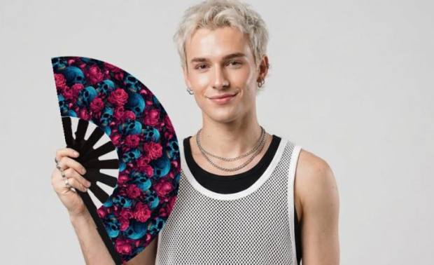 Modelo con el abanico Calaveras y rosas