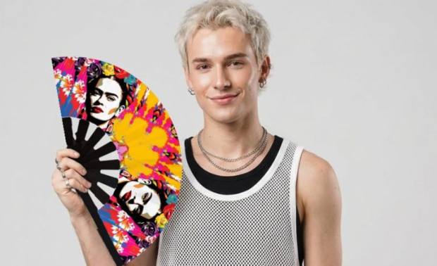 Modelo con el abanico Frida pop