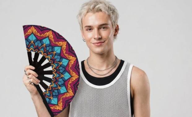 Modelo con el abanico Mandala cálida