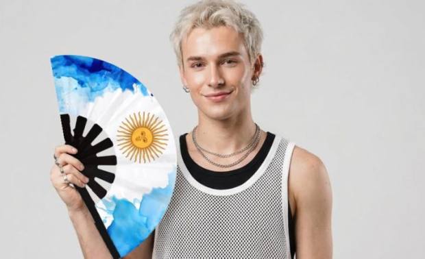 Modelo con el abanico Sol de Mayo acuarela