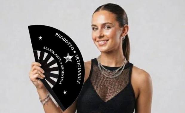 Modelo con el abanico Prodotto artigianale negro