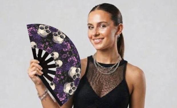 Modelo con el abanico Calaveras violetas
