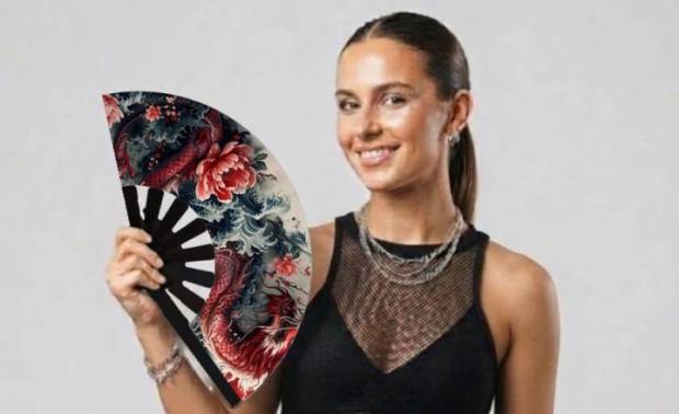 Modelo con el abanico Dragón rojo