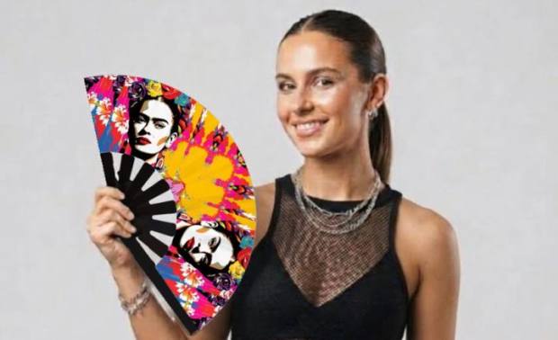 Modelo con el abanico Frida pop