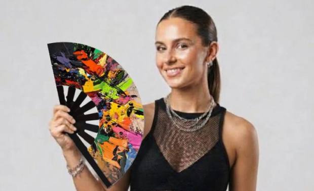 Modelo con el abanico Explosión de pintura