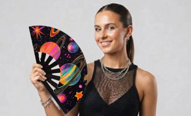Modelo con el abanico Planetas neón