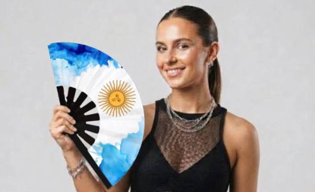 Modelo con el abanico Sol de Mayo acuarela