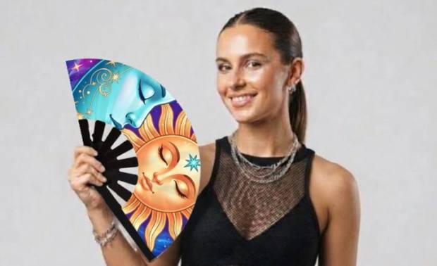 Modelo con el abanico Sol y luna