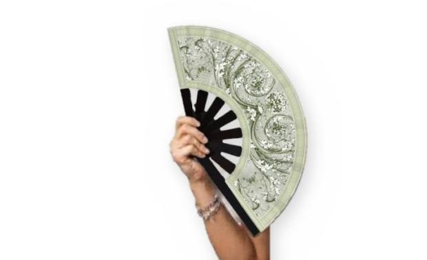 Mano sosteniendo el abanico Acanto porcelana musgo