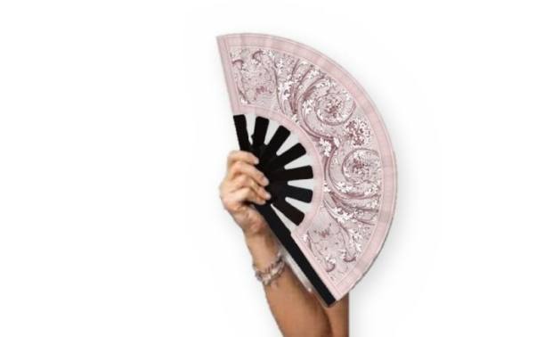 Mano sosteniendo el abanico Acanto porcelana rosa viejo