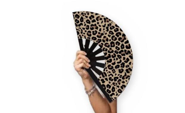 Mano sosteniendo el abanico Animal print clásico