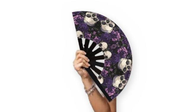 Mano sosteniendo el abanico Calaveras violetas