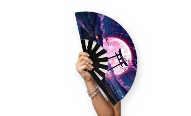 Mano sosteniendo el abanico Luna y torii