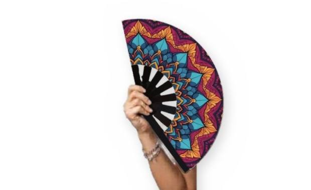Mano sosteniendo el abanico Mandala cálida