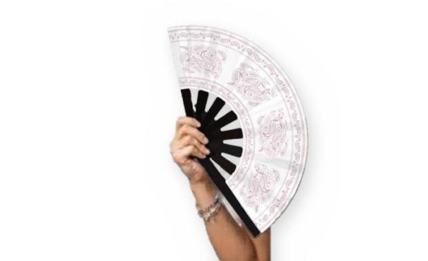 Mano sosteniendo el abanico Pañuelo paisley rosa viejo